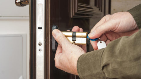 locksmith-replacing-cylinder-lock